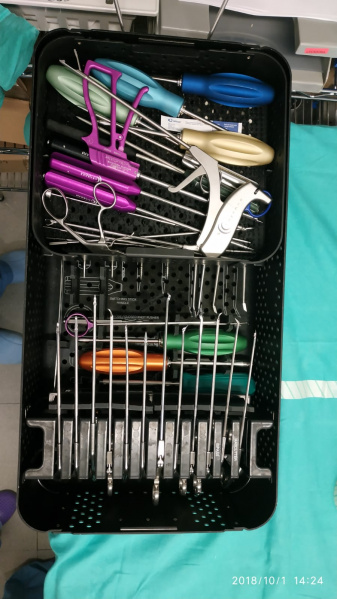 Archivo:Caja artroscopia hombro Biomet.jpeg